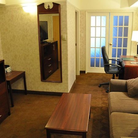 Travelodge By Wyndham Lloydminster Esterno foto