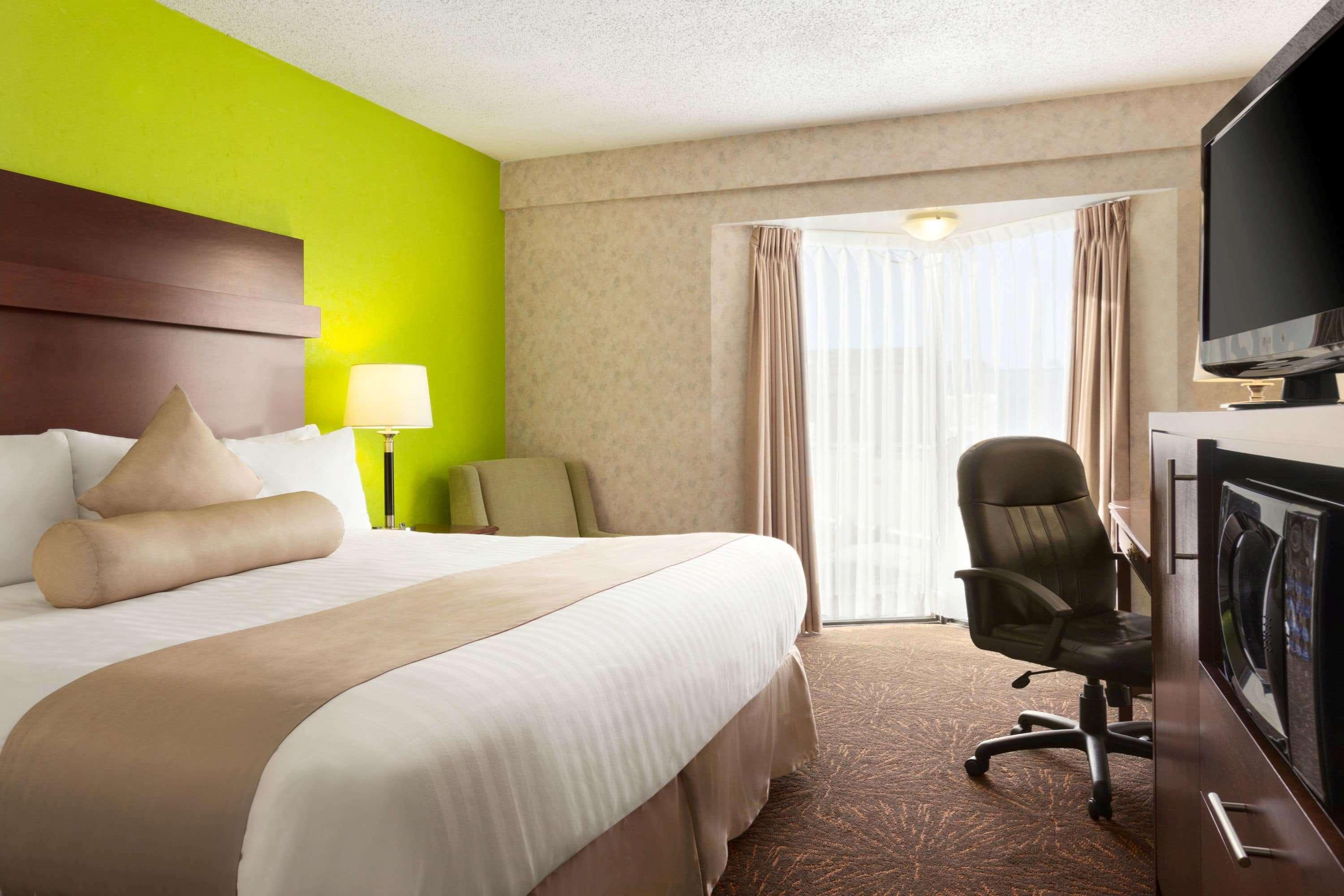 Travelodge By Wyndham Lloydminster Esterno foto