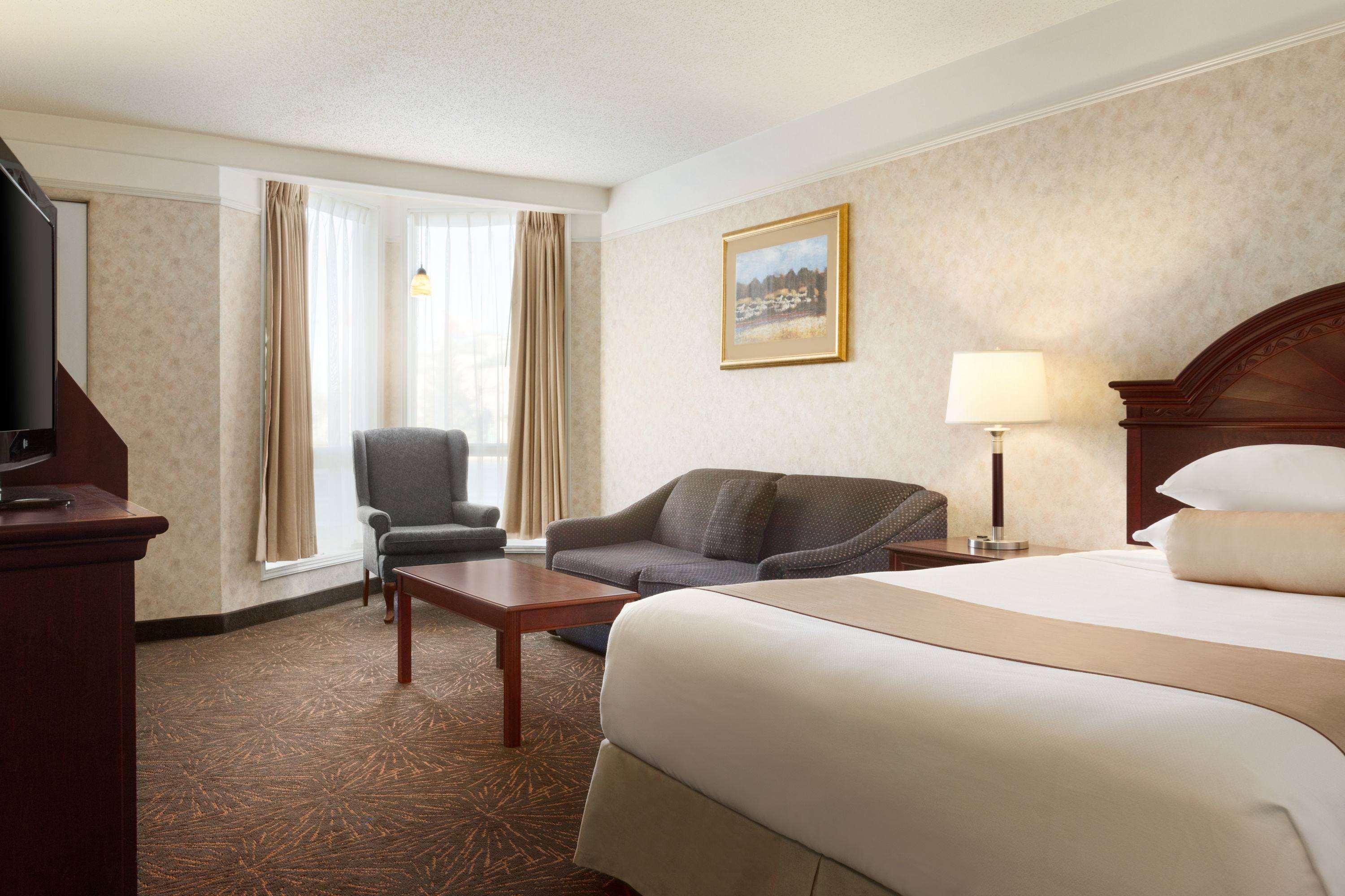 Travelodge By Wyndham Lloydminster Esterno foto