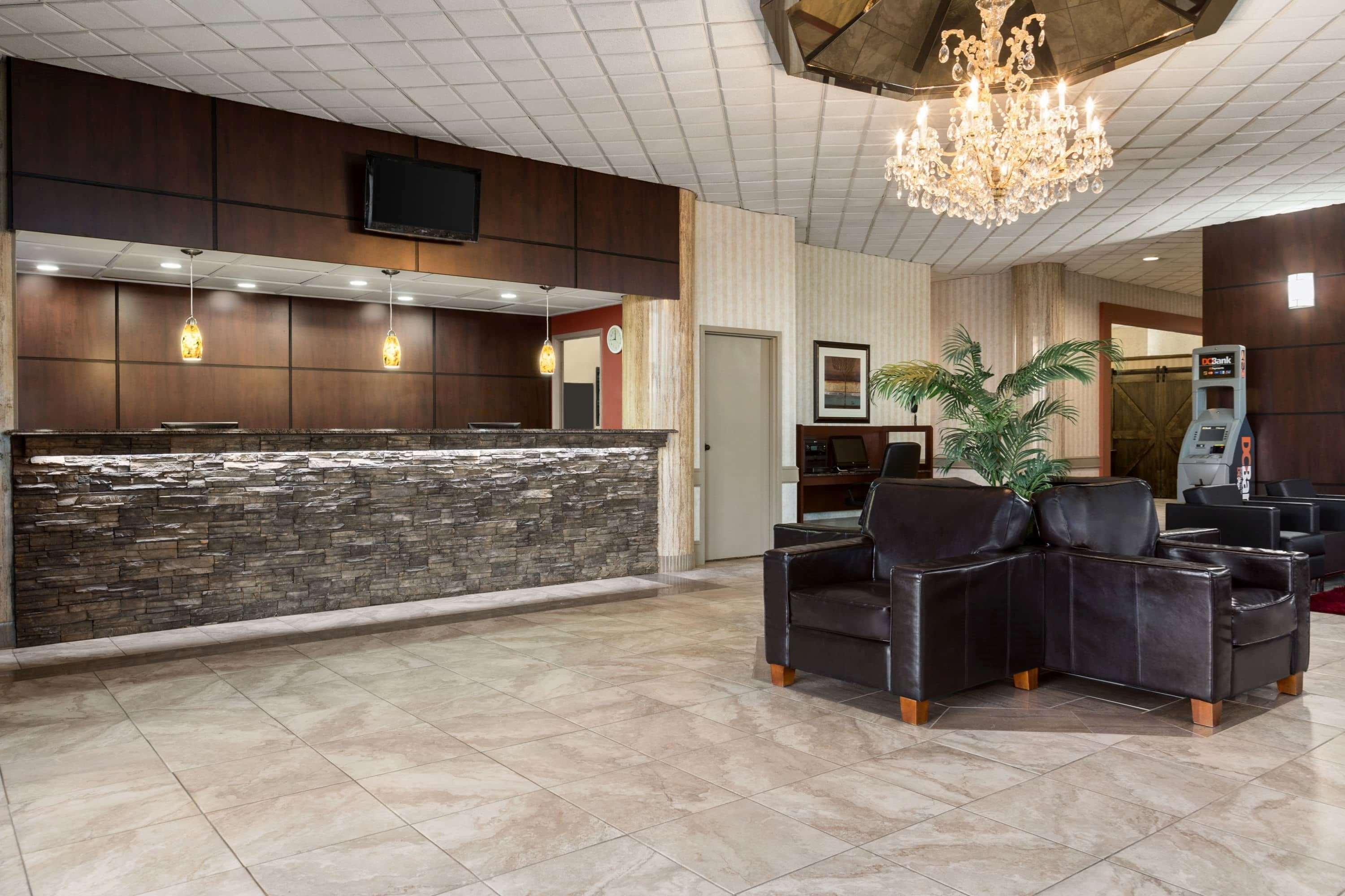 Travelodge By Wyndham Lloydminster Esterno foto
