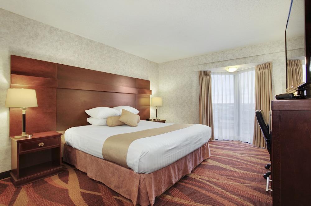 Travelodge By Wyndham Lloydminster Esterno foto