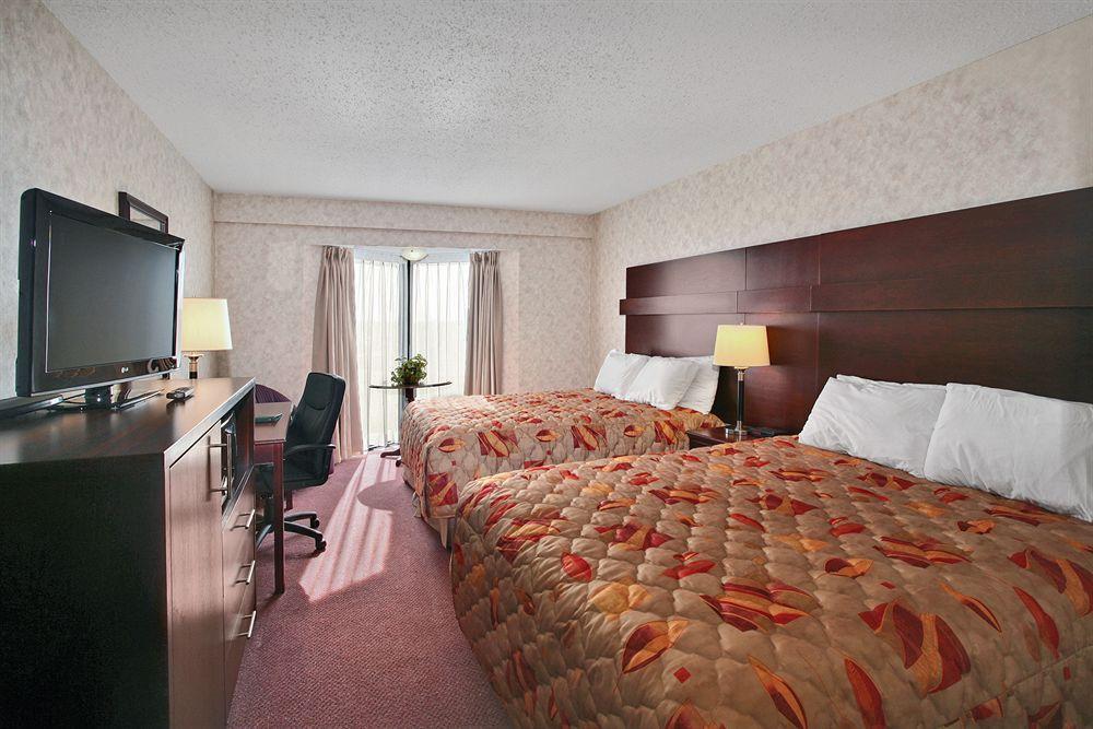 Travelodge By Wyndham Lloydminster Esterno foto