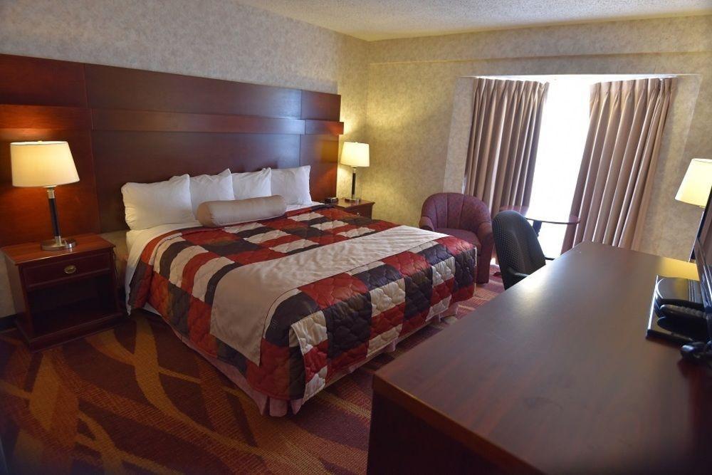 Travelodge By Wyndham Lloydminster Esterno foto