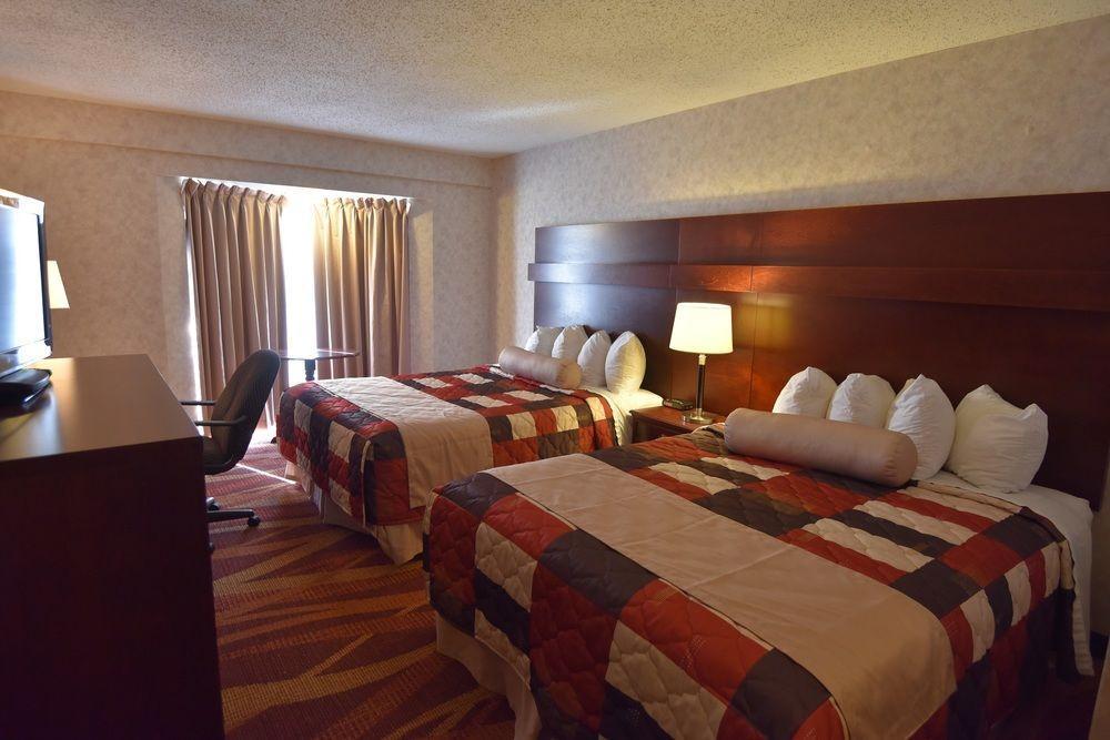 Travelodge By Wyndham Lloydminster Esterno foto