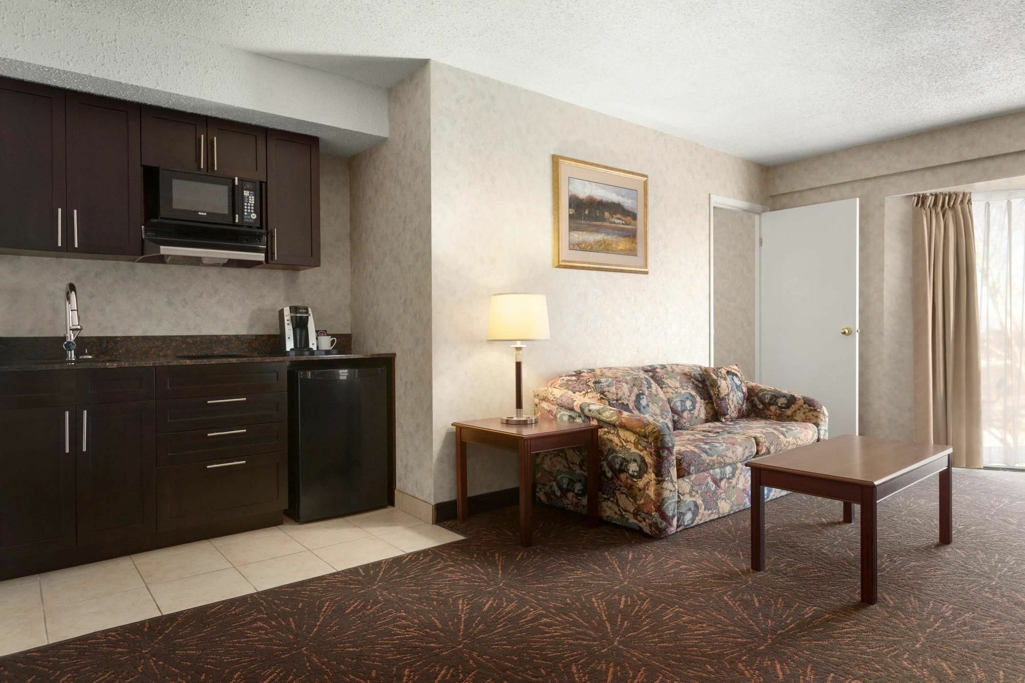Travelodge By Wyndham Lloydminster Esterno foto
