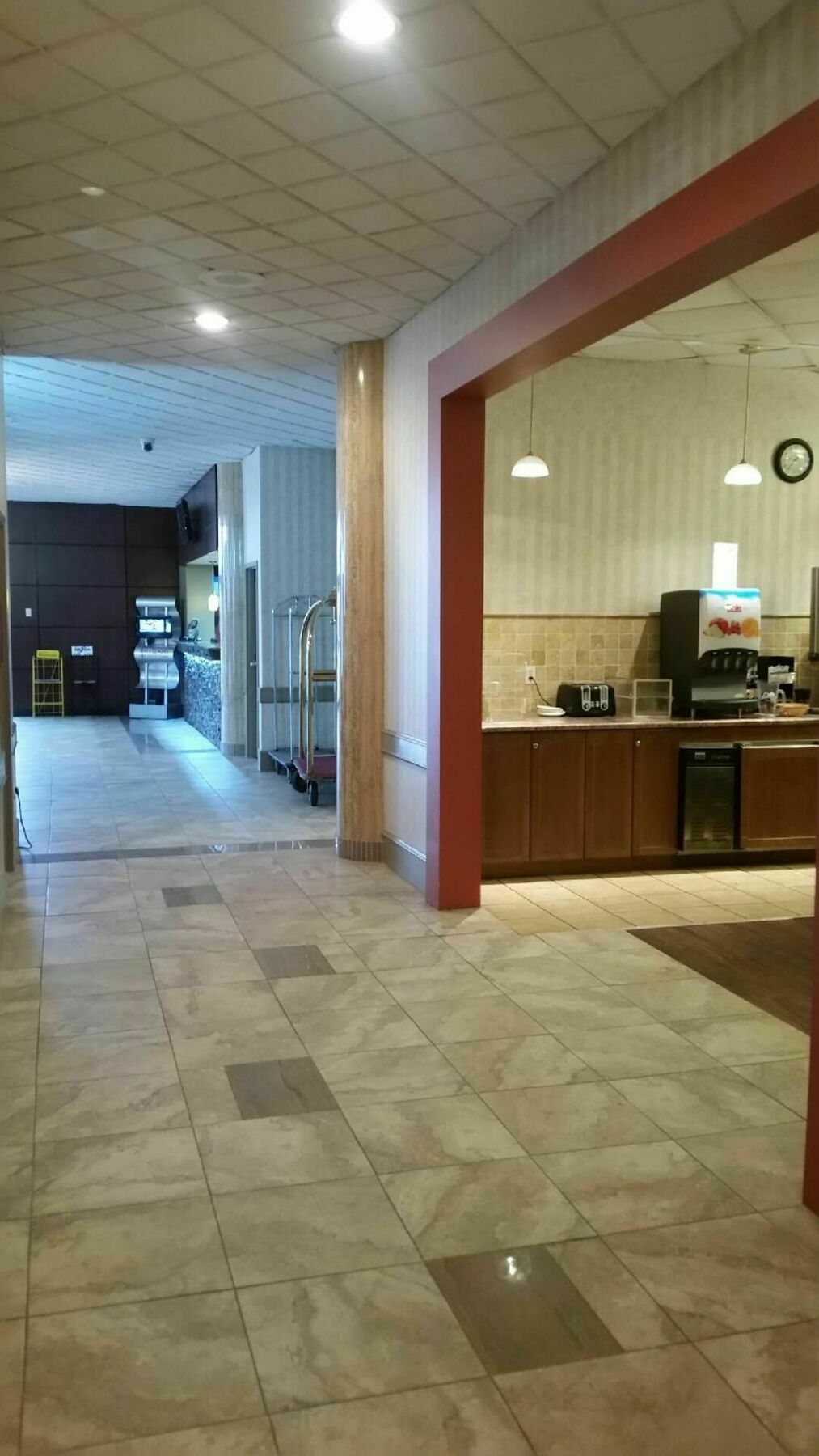 Travelodge By Wyndham Lloydminster Esterno foto